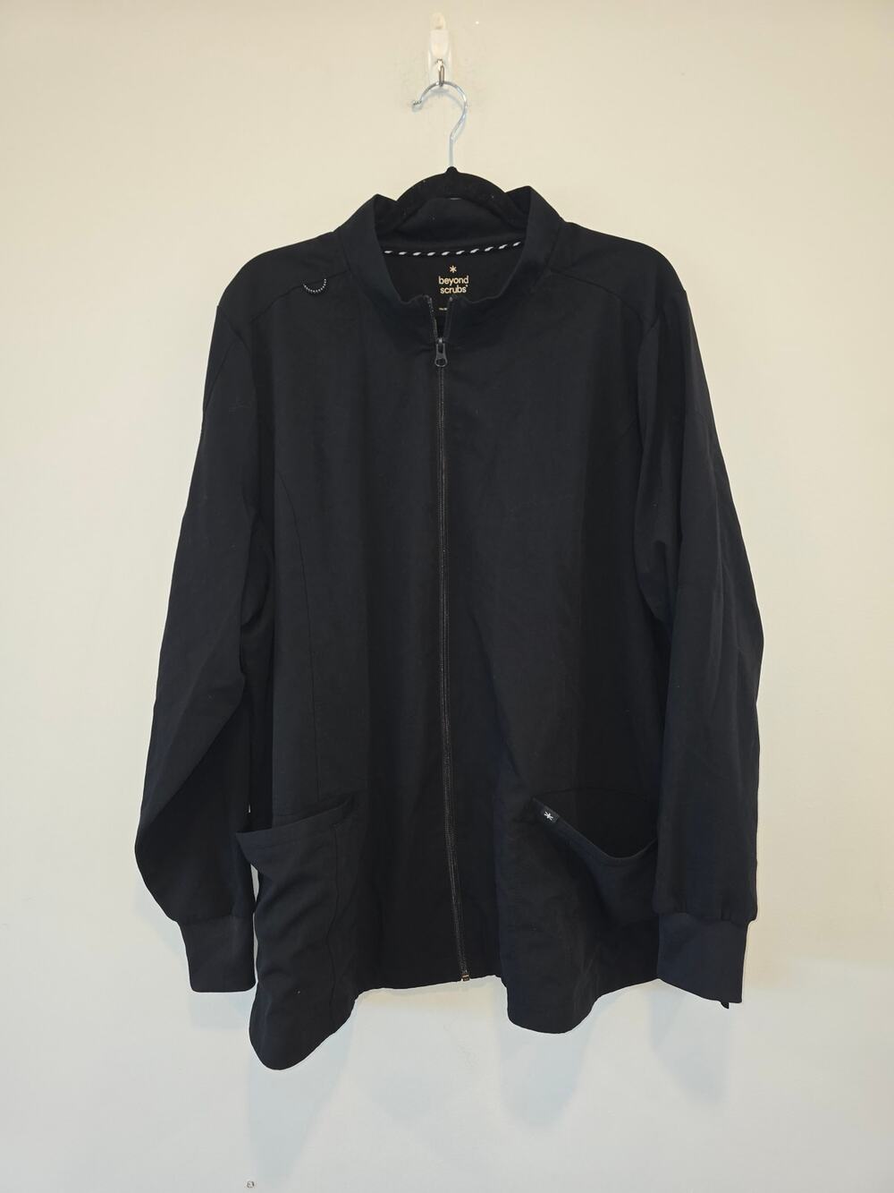 Beyond Scrubs Zipped Jacket in black size 2x Preloved